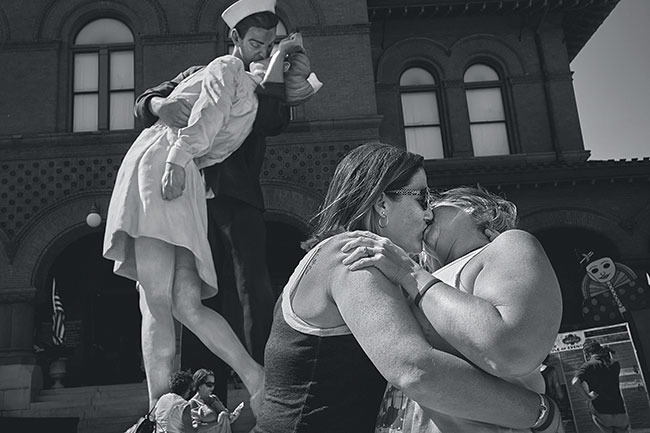 Tu akurat metafora dzisiejszego wolnego, liberalnego wiata na tle sytuacji ze synnej fotografii V-J Day, Alfreda Eisenstaedt’a wykonanej na Times Square w 1945 ok. Key West, Floryda, USA.