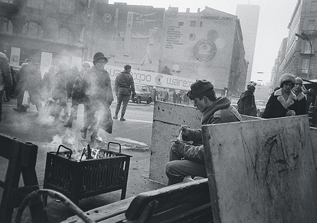 Fotografowanie w czasie Stanu Wojennego byo cakowicie zakazane i podlegao karze wieloletniego wizienia. To jednak nie powstrzymao mnie od dokumentowania ycia w stolicy, do czego uywaem maego aparatu woonego w rkawiczk, w której wyciem odpowiedniej wielkoci dziur. Warszawa, 1981 rok.