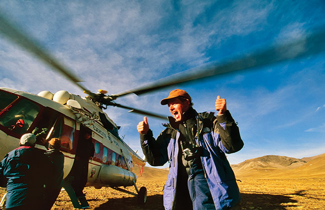 Andrzej Pitowski, kierownik wyprawy National Geographic do róde Amazonki, nie powstrzymuje emocji po powietrznej inspekcji rejonu róde z helikoptera wypoyczonego ekspedycji przez Prezydenta Peru. Miesiczne badania pozwoliy ustali, e pocztkiem „Rzeki rzek” jest górski strumie Carhuasanta. Canon EOS 5 + Canon 16–35 mm f/2,8 L, film Fujichrome ­Velvia ISO 50, lampa byskowa Canon Speedlite 430 EX II.