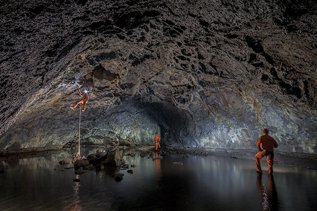 Eksploracja jaskini Ana Ohoka Bis na Wyspie Wielkanocnej – Rapa Nui. Podczas wyprawy National Geographic i The Explorers Club speleolodzy i grotoazi odkryli 320(!) nieznanych jaski. Canon EOS 5D + Canon 20 mm f/2,8, lampy byskowe Canon Speedlite 430 EX II oraz Seacam.