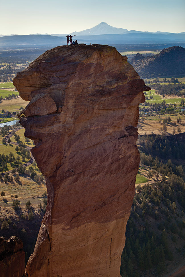 Grupa wspinaczy stoi na wierzchoku Monkey Face w Parku Stanowym Smith Rock w Oregonie, USA. To jedna z najsynniejszych amerykaskich turni, na których rozwijao si wspinanie skakowe. Na wschodniej cianie znajduje si droga „Just Do It”. Canon EOS 5D Mk II + Canon 24–105 mm f/4 L IS.