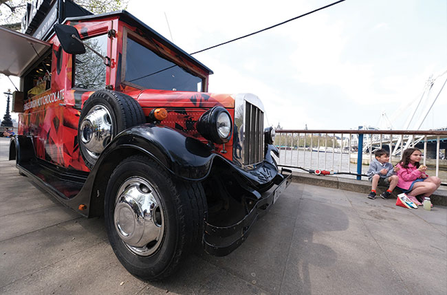 Fujifilm X-T3 w poczeniu z obiektywem XF 8–16 mm f/2,8 R LM WR to idealny zestaw do wykonywania zdj ulicznych. Fujifilm X-T3 + XF 8–16 mm f/2,8 R LM WR. Par. eksp.: 1/125 s; ISO 200; f/8; f=8 mm