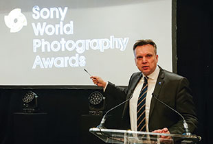 Na oficjalnej gali Sony World Photography Awards 2019, która miaa miejsce w hotelu Hilton on Park w Londynie gocio kilkaset osób z caego wiata. Polska bya tam do licznie reprezentowana przez kilkanacie osób, wród których wikszo stanowili dziennikarze i dystrybutorzy Sony w Polsce. Mielimy przyjemno znale si w tej grupie po raz kolejny. Wicej na temat nagrodzonych prac zgoszonych na konkurs SWPA i samej wystawy znajd Pastwa na str. 26 tego wydania. fot. Marcin Poowianiuk