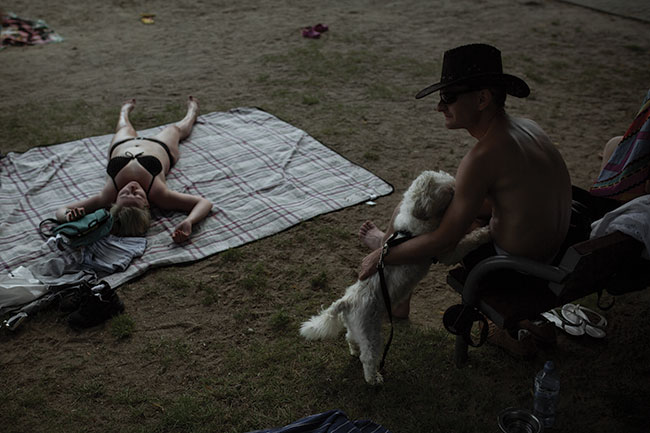 Fotoreporta – I miejsce w kategorii KULTURA I ROZRYWKA Autor: Adrian Jaszczak Piknik Country w Mrgowie. Na to muzyczne wito w pónocno-wschodnim rejonie Polski przyjeda co roku kilkadziesit tysicy fanów i turystów. Festiwal powsta w 1981 roku, gdy kraj pogrony by w komunizmie. Dla wielu staych bywalców wydarzenia to sentymentaln podró do czasów modoci, okresu antysystemowego buntu rodzcego pragnienie obcowania z zachodni kultur. Nowe pokolenia wielbicieli Dzikiego Zachodu w cigu kilku dni maj okazj ubra kowbojskie stroje, dosi konia i poczu klimat westernu dopeniony muzyk country. Na zdjciach kolejno: 1) Koncerty w amfiteatrze zaczynaj si tu po zachodzie soca. 2) Plaa miejska nad jeziorem Czos. 3) Turyci zaopatruj si w róne akcesoria i ubrania zainspirowane kultur Dzikiego Zachodu. 4) W okolicy amfiteatru na czas festiwalu rozstawiono stragany z akcesoriami i jedzeniem. 5) Mczyzna picy w sektorze gastronomicznym. 6) Konie dostpne jako atrakcja turystyczna. Lipiec 2017, lipiec 2018.