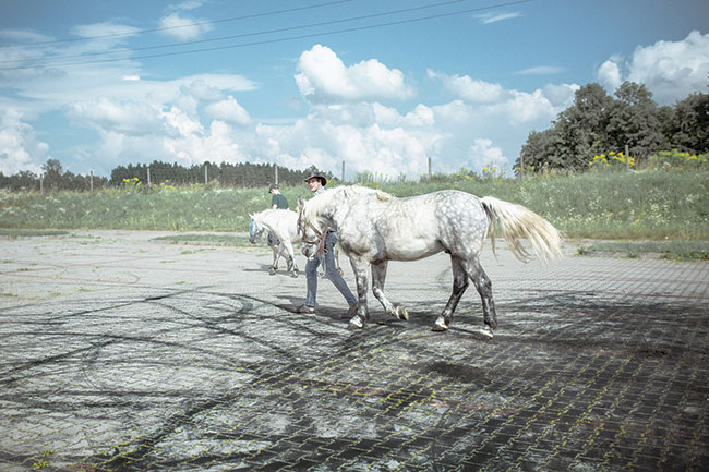 Fotoreporta – I miejsce w kategorii KULTURA I ROZRYWKA Autor: Adrian Jaszczak Piknik Country w Mrgowie. Na to muzyczne wito w pónocno-wschodnim rejonie Polski przyjeda co roku kilkadziesit tysicy fanów i turystów. Festiwal powsta w 1981 roku, gdy kraj pogrony by w komunizmie. Dla wielu staych bywalców wydarzenia to sentymentaln podró do czasów modoci, okresu antysystemowego buntu rodzcego pragnienie obcowania z zachodni kultur. Nowe pokolenia wielbicieli Dzikiego Zachodu w cigu kilku dni maj okazj ubra kowbojskie stroje, dosi konia i poczu klimat westernu dopeniony muzyk country. Na zdjciach kolejno: 1) Koncerty w amfiteatrze zaczynaj si tu po zachodzie soca. 2) Plaa miejska nad jeziorem Czos. 3) Turyci zaopatruj si w róne akcesoria i ubrania zainspirowane kultur Dzikiego Zachodu. 4) W okolicy amfiteatru na czas festiwalu rozstawiono stragany z akcesoriami i jedzeniem. 5) Mczyzna picy w sektorze gastronomicznym. 6) Konie dostpne jako atrakcja turystyczna. Lipiec 2017, lipiec 2018.