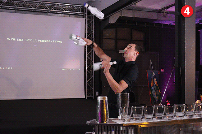 Fragment konferencji po�wi�cony najnowszemu smartfonowi Motoroli. 10 kl./s przy wizjerze optycznym daje rad�.