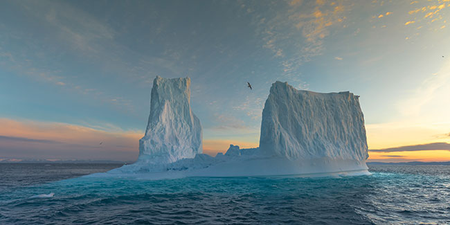 Grenlandia II – góra lodowa  wolnopływająca Ilulissat; Canon 5D IV + 16–35 mm f/4 IS USM,  jedno ze zdjęć składających się na serię, która zdobyła II miejsce w polskiej edycji konkursu EISA MAESTRO AWARDS 2019. 