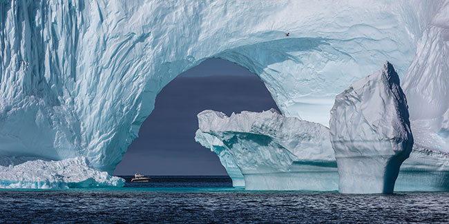 Grenlandia III – góra lodowa  wolnopływająca Disko Bay, Canon EOS 5D Mark IV + 70–200 mm f//2,8  IS USM II, jedno ze zdjęć składających się na serię, która zdobyła II miejsce w polskiej edycji konkursu EISA MAESTRO AWARDS 2019. 