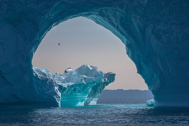 Grenlandia –  góra lodowa  wolnopywajca, Disko Bay; Canon 5D IV + 70–200 mm f/2,8  IS USM II, jedno ze zdj skadajcych si na seri, która zdobya II miejsce w polskiej edycji konkursu EISA MAESTRO AWARDS 2019