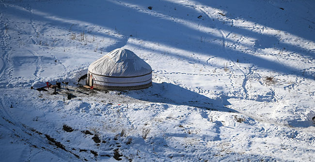 Kazachstan. Widok z jadcej kolejki linowej na Shymbulak (kurort narciarski), okolice Alateu. Nikon Z 50 + 50-250 mm f/4,5-6,3 VR; par. eksp.: 1/2000 s; ISO 200; f/5,6; f=160 mm