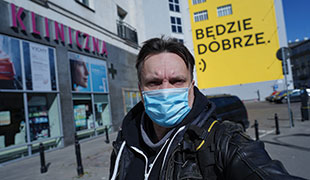 Zdjcie (selfie) wykonane bezlusterkowcem Sony A7 III z obiektywem Sony FE 20 mm f/1,8 G, o którym piszemy na str. 23. W tle wida jeden z murali, który pojawi si w Warszawie, a którego zaoeniem jest dodanie otuchy warszawiakom. 