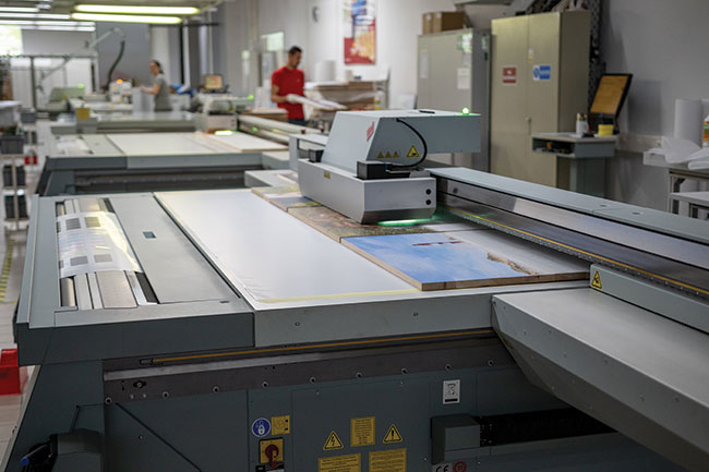 Maszyna do druku bezporedniego z utwardzaniem w wietle UV. Proces produkcji CEWE FOOTOOBRAZU na drewnie.