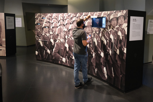 Berlin, muzeum DDR, synny pocaunek Gorbaczowa i Honeckera w 1989 roku oraz moment zagldania do gowy onierzowi armii NRD mona bez problemu uchwyci z rki dziki czuoci ISO 6400. Fujifilm X-T4 + 16–80 mm f/4 R OIS WR; par. eksp.: 1/35 s; ISO 3200; f/4; f=16 mm