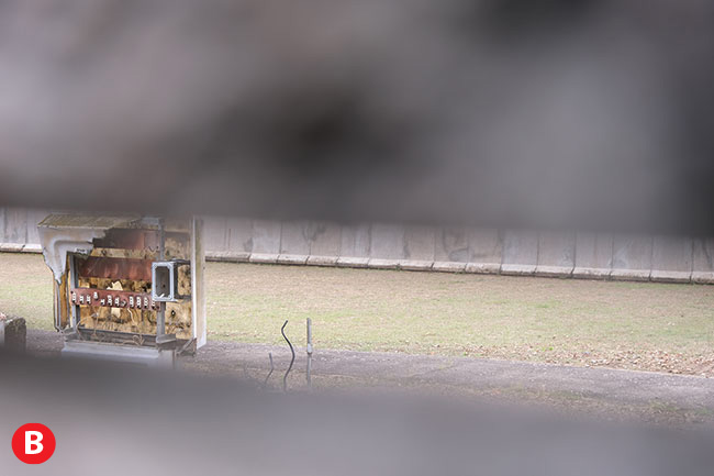 Okolice muzeum muru berliskiego. W takich sytuacjach przydaje si odchylany ekran. Wie stranicz mona dopiero uwieczni [A} po wystawieniu aparatu nad mur i kontroli ekspozycji za spraw odchylanego ekranu. Bez tego rozwizania moemy jedynie sfotografowa przez szpar w murze skrzynk elektryczn [B].