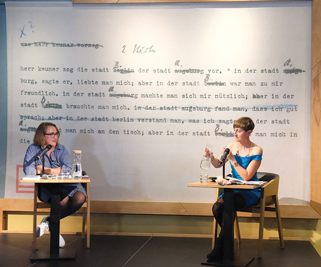 Berlin, przypadkowo odwiedzone spotkanie, zdjcie wykonane przez szyb. System AF zadziaa szybko i wykry fotografowane osoby. Fujifilm X-T4 + 16–80 mm f/4 R OIS WR; par. eksp.: 1/250 s; ISO 8000; f/4; f=24,7 mm