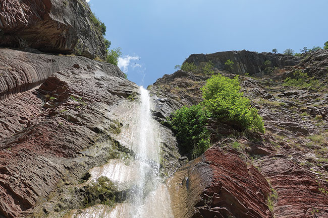 adny, cho niezbyt wielki wodospad, gdzie w górach Albanii.  fot. K. Patrycy