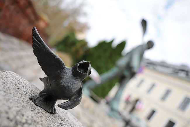 Jeden z pomników w Opolu. Dua matryca + ogniskowa 24 mm i mamy adne przerysowania.Canon EOS R5 + RF 24-70 mm f/2,8; par. eksp.: 1/500 s; ISO 100; f/2,8; f=24 mm