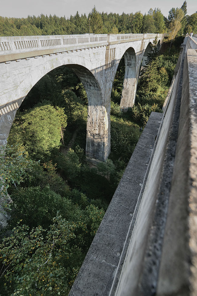 Wiadukty kolejowe w Staczykach. Z uchwytem pionowym  fotografowao by si je wygodniej. To zdjcie to RAW przekonwertowany w aparacie na plik JPEG.