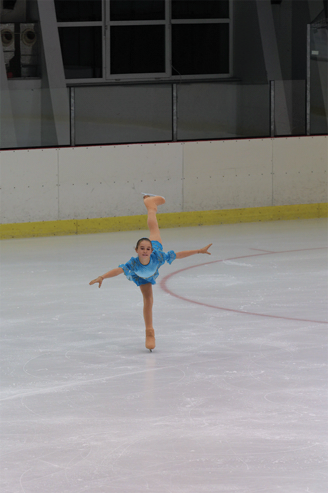 XIII Puchar odzi - Memoria Marii Olszewskiej-Leonkiewicz, 10.10.20. Zawody w ywiarstwie figurowym, ód 2020. Podczas serii zdj aparat uchwyci i utrzyma w kadrze ostro na jadc zawodniczk.