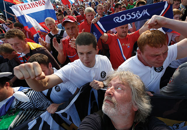 Czarek Sokoowski fotograf „demokracji”, czyli o wanych sprawach obiektywem obiektywnie, artyku z FK 12/