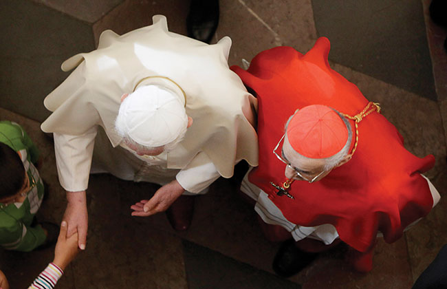 Papie Benedykt XVI (z lewej) i czeski kardyna Miloslav Vlk (z prawej) witaj yczliwych goci, gdy papie odwiedza „Koció Matki Boej Zwyciskiej” w Pradze, w Czechach, w sobot 26 wrzenia 2009 r. (fot. AP Photo / Czarek Sokoowski)