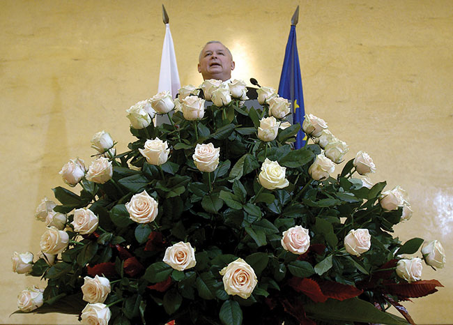 Premier Polski Jarosaw Kaczyski mówi o osigniciach swojego rzdu w przededniu jego pierwszych 100 dni urzdowania podczas specjalnej konferencji prasowej w Warszawie, 20 padziernika 2006 r. (fot. AP Photo / Czarek Sokoowski ).
