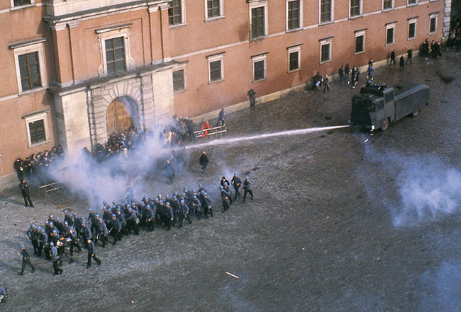 Oddziay polskiej milicji (ZOMO) zostay przeniesione w okolice Placu Zamkowego w Warszawie 3 maja 1982 r., Gdy tysice protestujcych zwolenników Solidarnoci wyszy na ulice. Uwaa si, e tego dnia niepokoje w stolicy byy najwiksze od czasu wprowadzenia stanu wojennego. (fot. AP Photo / Czarek Sokoowski))