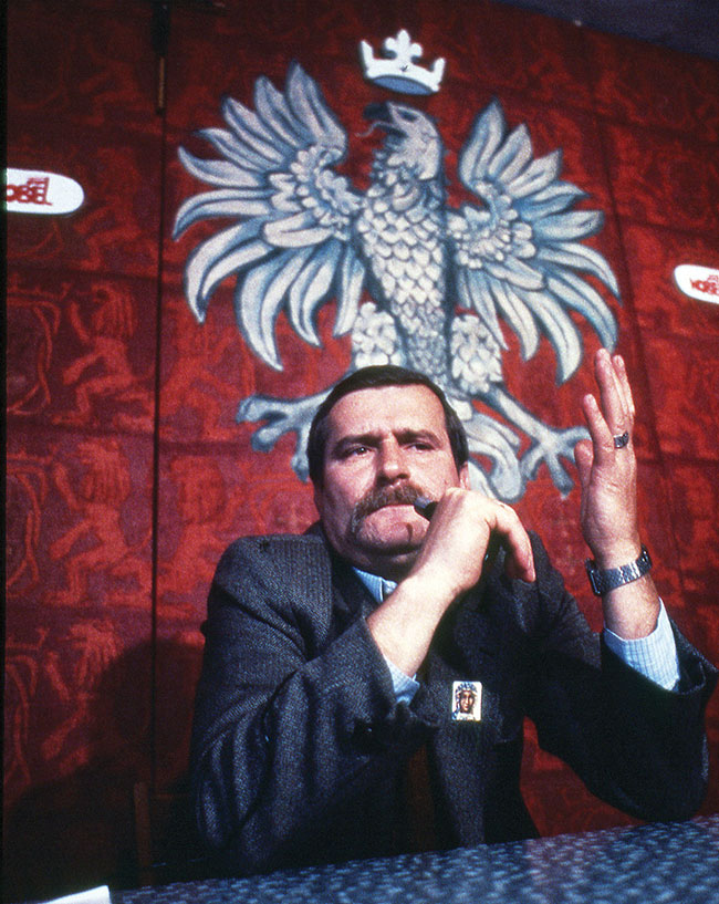 Zdjcie z pliku z 1983 roku przedstawia Lecha Was, byego przywódc polskiej Solidarnoci podczas konferencji prasowej w Gdasku, po tym, jak komitet Nobla ogosi, e ma otrzyma pokojow Nagrod Nobla. (fot. AP Photo / Czarek Sokoowski)
