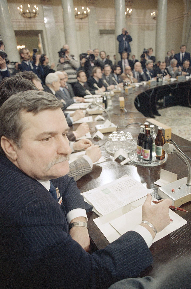Lech Wałęsa, lider Solidarności w Warszawie w poniedziałek 6 lutego 1989 r. tuż przed rozpoczęciem się obrad tzw. „okrągłego stołu” z władzami. Rozmowy dotyczyły przyszłości Solidarności i przebiegu reform polityczno-gospodarczych w Polsce. (fot. AP Photo / Czarek Sokołowski)