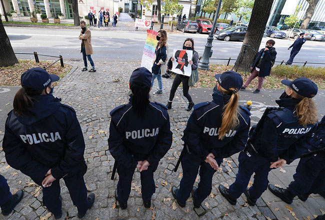 Dziaaczki „Strajku Kobiet” bior udzia w protecie przed polskim trybunaem konstytucyjnym, który ma wyda orzeczenie, które moe doprowadzi do prawie cakowitego zakazu aborcji, Warszawa, 22 padziernika 2020 r. (fot. AP Photo / Czarek Sokoowski)