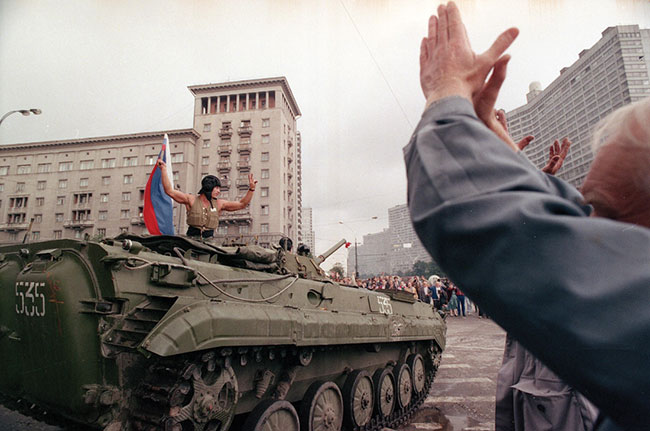 Radzieccy świadkowie oklaskują radosnego oficera czołgu na ulicy Moskwy pośród doniesień o niepowodzeniu zamachu stanu, środa, 21 sierpnia 1991 r. (fot. AP Photo / Czarek Sokołowski)