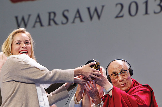 Sharon Stone odbiera Pokojow Nagrod z rk Dalajlamy w Operze Narodowej w Warszawie, 23 10.2013 r. (fot. AP Photo/Czarek Sokoowski)