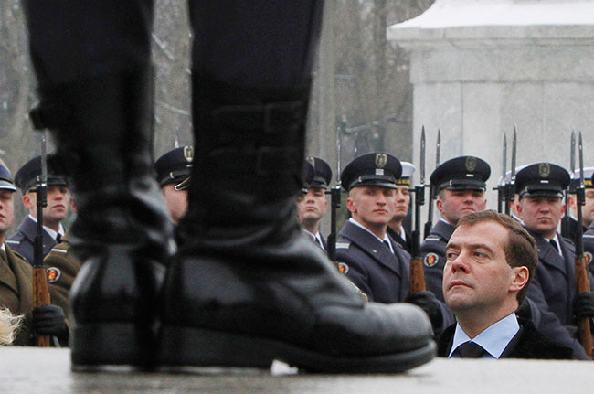 Prezydent Rosji Dmitrij Miedwiediew, z prawej, uczestniczy w ceremonii zoenia wieca pod pomnikiem powiconym tysicom radzieckich oficerów i onierzy zabitych podczas II wojny wiatowej podczas wypdzania nazistowskich Niemców z miasta. Warszawa, wtorek, 7 grudnia 2010 r. Miedwiediew przebywa w Warszawie z dwudniow wizyt, aby poprawi historycznie trudne stosunki midzy Polsk a Rosj. (fot. AP Photo / Czarek Sokoowski)