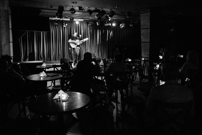 Ukraiski songwriter Sasha Boole gra amerykaski folk country. Przez ostatnie cztery lata koncertowa w klubach, na festiwalach oraz nietypowych miejscach caej Europy.