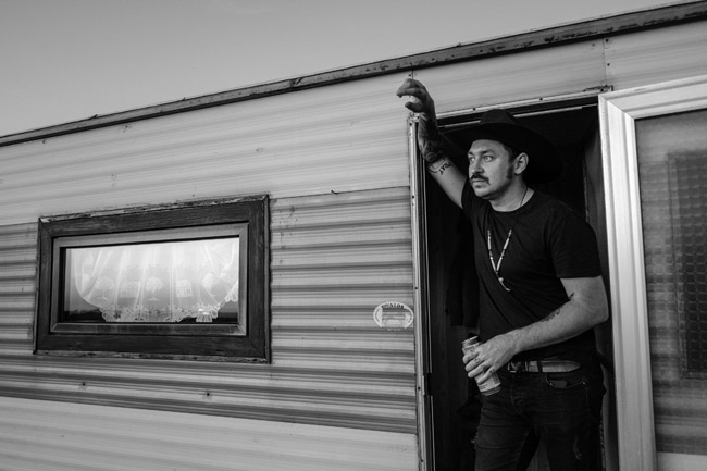 Ukraiski songwriter Sasha Boole gra amerykaski folk country. Przez ostatnie cztery lata koncertowa w klubach, na festiwalach oraz nietypowych miejscach caej Europy.