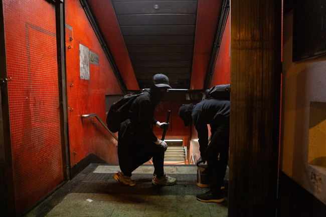 Autor: Witold Dobrowolski, Stowarzyszenie Dziennikarzy Polskich Protesty w Hongkongu zapocztkowane w czerwcu 2019 roku jako opór obywatelski przeciwko projektowi ustawy ekstradycyjnej do Chiskiej Republiki Ludowej przemieniy si w masowy ruch spoeczny. Brutalno funkcjonariuszy wobec demonstrantów i dziennikarzy spotkaa si z eskalacj i fizycznym oporem ze strony najbardziej zdeterminowanej grupy protestujcych: uczniów szkó rednich i studentów. Do stycznia 2020 roku 2,5 tys. osób zostao rannych, ponad 7 tys. zatrzymanych, a co najmniej dwie osoby zginy. 