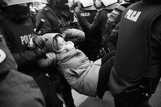 Young Poland - nagroda gówna w kategorii ZDJCIE POJEDYNCZE Autor: Adam Kurlanc, Zespó Szkó Fototechnicznych w Warszawie Demonstrantka wynoszona przez oddziay policji z ronda De Gaulle'a.