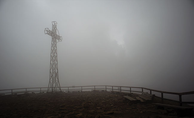 Tarnica (1346 m n.p.m.) we mgle. Ten najwyższy szczyt Bieszczad ma swój krzyż. pomimo olbrzymiej mgły system AF aparatu dał radę.