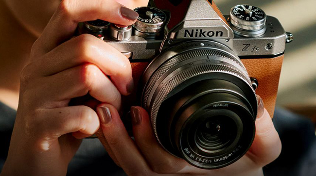 Nikon Z fc w kobiecych rkach
