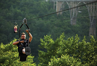 Czarnogóra, Zip Line, wwóz rzeki Tary, drugi co do wysokoci na wiecie (do 1300 m) to miejsce, w którym testowalimy Nikkora Z 24–200 mm (patrz str. 36) obiektyw, który wietnie spisywa si w tych wakacyjnych klimatach zarówno podczas fotografowania, jak i filmowania  fot. lokalny fotograf