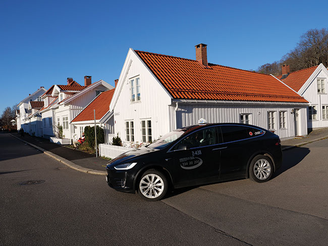 Sandefjord, Norwegia; samochody elektryczne w Norwegii s do popularne. Tyle w cigu jednego dnia niie widziaem jeszcze nigdzie. Elektryczne s nawet samochody dowoce pizz. Po prawej zderzenie wspóczesnoci i tradycji - taksówka marki Tesla na tle typowej, norweskiej i niezwykle urokliwej zabudowy. Panasonic GH 5 II okaza  si wietnym narzdziem do rejestracji tego typu sytuacji. fot. K. Patrycy