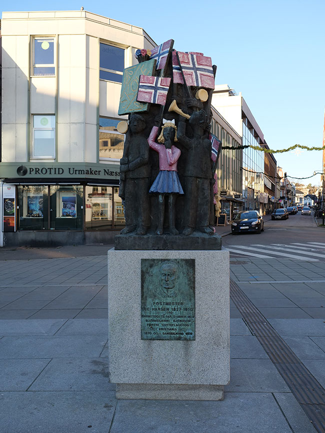 Sandefjord, Norwegia; jeden z pomników zlokalizowanych w centrum miasteczka. Do oryginalny, powicony listonoszowi Ole Hansenowi  (1827-1910). Rzeba zostaa odsonita w wito Narodowe Norwegii (17 maja) w 1991 roku. Panasonic GH5 II + 12–60 mmf/2,8–4; par. eksp.: 1/250 s; ISO 200; f/4; f=16 mm; fot. K. Patrycy