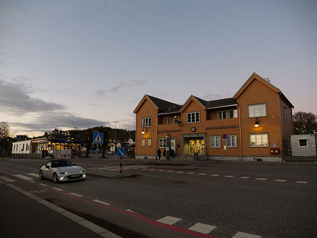 Sandefjord, maleka stacja kolejowa, zadbana i ciepa , zota godzina, Norwegia. Panasonic GH5 II + 12-60 mmf/2,8-4; par. eksp.: 1/160 s; ISO 800; f/3,5; f=12 mm; fot. K. Patrycy