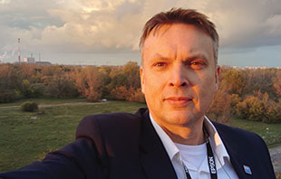13 października 2021 roku polski oddział firmy Epson obchodził 20-lecie powstania i z tej okazji zaprosił dystrybutorów, partnerów handlowych i dziennikarzy na konferencję z uroczystym tortem w siedzibie MKOL w Warszawie. Wykorzystując tę okazję na dachu MKOL wykonałem, w blasku zachodzącego słóńca, selfie testowanym w tym wydaniu smarfonem Sony Xperia 1 III (patrz str. 22), nowym flagowcem tej marki. Tylni aparat ma matrycę o rozdzielczości 8 mln pikseli (3264 × 2448) co z powodzeniem wystarcza do rejestracji takich chwil (f/2; 1/100 s; f=2,78 mm; ISO 40).