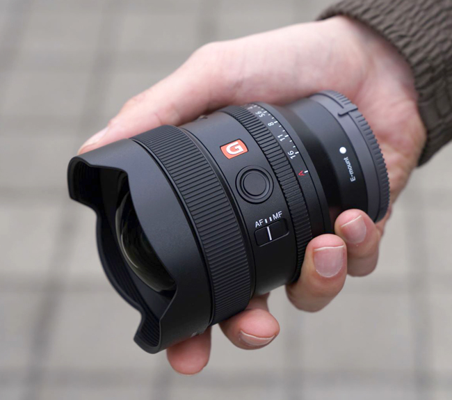 Sony FE 14 mm f/1,8 mm GM in hands