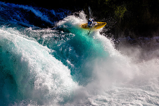 Red Bull Illume Image Quest 2021; Kategoria: Energy by Red Bull Photography; Tytu: Huka Falls, Zwycizca kategorii; Fotograf: © Rod Hill / Red Bull Illume; Zawodnik: River Mutton, www.instagram.com/river_mutton; Lokalizacja: Huka Falls, Taupo, Nowa Zelandia. Canon EOS 5D IV + Canon 100-400 mm USM II; par. eksp.: ISO: 100; f/4,5; 1/2000 s