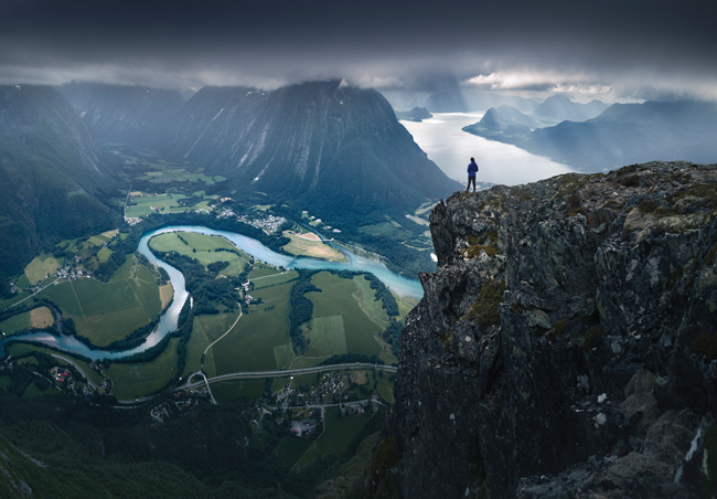 Widoki z grani Romsdalseggen, Góry Skandynawskie, Norwegia.