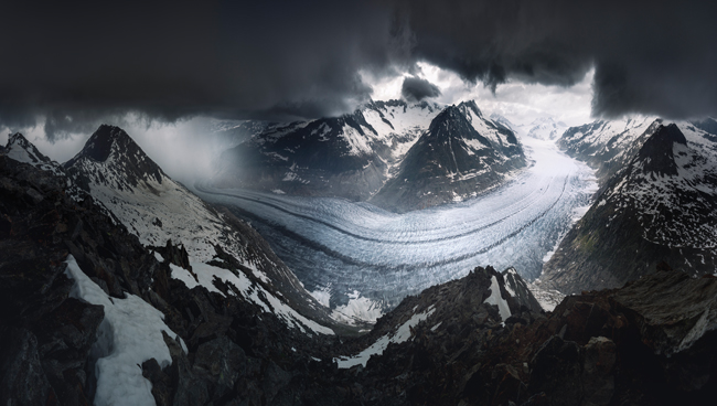 Najduszy alpejski lodowiec Aletsch podczas burzy, Alpy Berneskie, Szwajcaria.