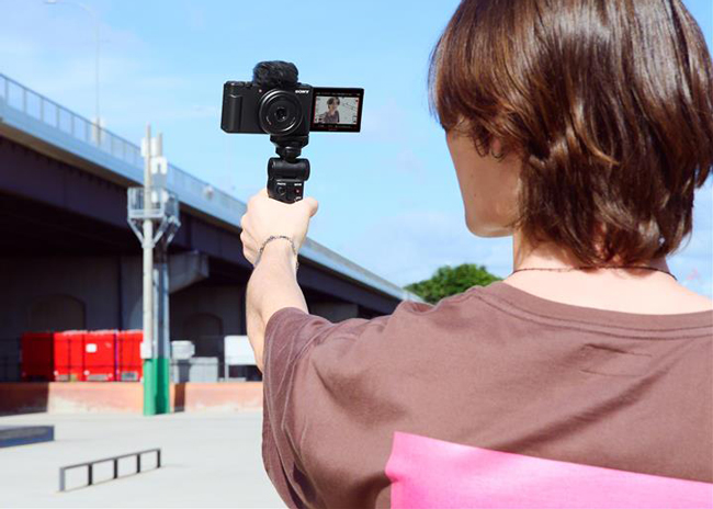 Sony ZV-F1 na statywie Sony ZV-F1 na statywie