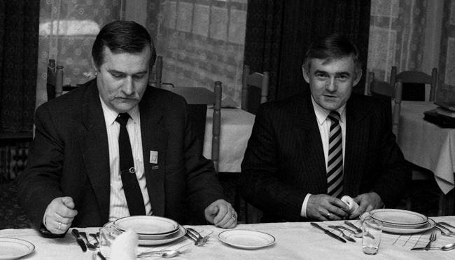 Jak elektryk z elektrykiem. Spotkanie Lecha Wałęsy z Leszkiem Millerem w ośrodku rządowym w Łańsku w roku 1989.